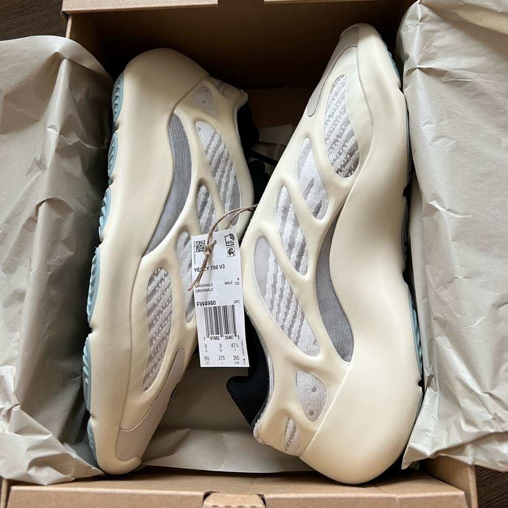 🔥Yeezy Adidas 700 V3 Azael in size 9.5M NWT🔥